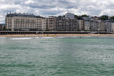 Şık şehir merkezi, San Sebastian veya Donostia 'daki La Concha kumlu plajı, İspanya' nın kuzeyinde, Bask ülkesinde turistik bir yer.
