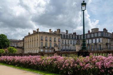 Seyahat yeri, Bordeaux şehrinin orta kesiminde yürümek, evleri ve caddeleri görmek, kamu bahçeleri ve parkları