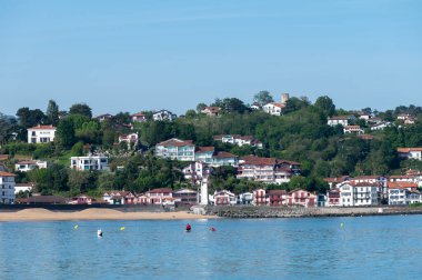 Bask kıyısındaki Cibourne 'un beyaz evleri ve villaları, güzel mimari, doğa ve mutfağıyla tanınan ünlü tatil beldesi, Güney Fransa, Bask Ülkesi.
