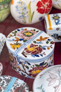 Gien 'de üretilen antika porselen vazolar ve tabaklar Fransa' nın Loire Vadisi 'nde sergileniyor.