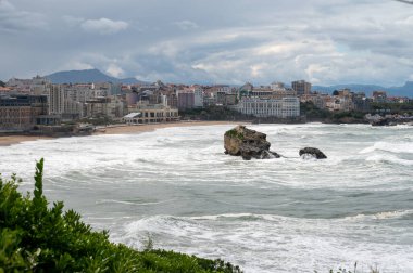 Kayalıklardan, evlerden, turistik Biarritz şehrinin kumlu sahillerinden, Bask ülkesinden, Atlantik Okyanusu 'ndan Biscay Körfezi' nden Fransa 'ya, Biarritz' deki fırtınadan panoramik manzara
