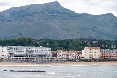 Bask kıyısındaki Saint-Jean-de-Luz balıkçı limanı manzarası, güzel mimarisi, kumlu plajları, mutfağı, Santa Barbara, Fransa 'nın güneyi, Bask Ülkesi
