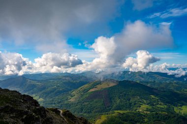 Eski ahşap trenle Larrun 'a ya da La Rhune' ye giden Larhune Dağı, Fransa ve İspanya sınırındaki Pireneler 'in batı ucunda geleneksel Bask İşçi Partisi ve Navarra eyaletlerinde yer alır..