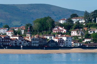 Bask kıyısındaki Saint Jean de Luz kasabasının beyaz evleri ve villaları, güzel mimari, doğa ve mutfağıyla tanınan ünlü tatil beldesi, Güney Fransa, Bask Ülkesi