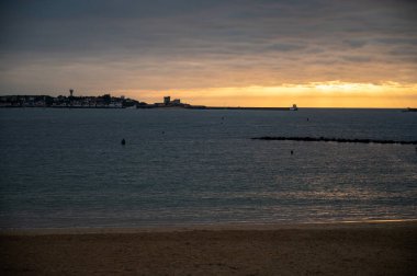 Ciboure ve Saint-Jean-de-Luz körfezi ve gün batımında Bask sahilindeki kumlu plaj, ünlü tatil beldeleri, güzel mimari, doğa ve mutfağı, Güney Fransa, Bask Bölgesi