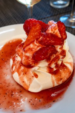 Tatlı Fransız tatlısı, Red Strawberry meyveli pavlova Saint-Tropez, Fransa 'da bir restoranda servis ediliyor.