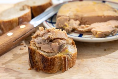 Başlangıç tabağı kaz ciğeri ördek ciğeri ya da kaz ciğeri ile şişmanlatılan, zorla beslenen Perigoed, Dordogne 'daki Fransız restoranında servis edilen özel yemek.