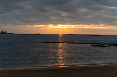 Ciboure ve Saint-Jean-de-Luz körfezi ve gün batımında Bask sahilindeki kumlu plaj, ünlü tatil beldeleri, güzel mimari, doğa ve mutfağı, Güney Fransa, Bask Bölgesi