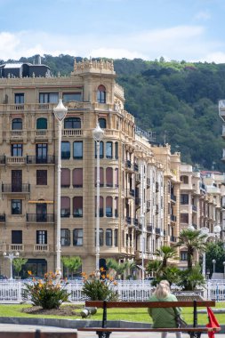 Şık şehir merkezi, San Sebastian ya da Donostia şehrinin pencere ve balkonu, İspanya 'nın kuzeyindeki Bask Ülkesi' nde turistik bir yer.