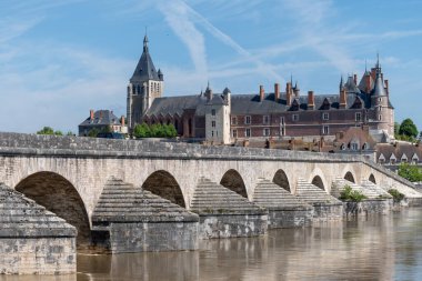 Gien şehrinin eski kesimindeki evler, köprüler ve kaleler Loire nehrinde, Fransa 'nın Loiret bölgesinde.