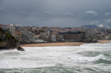 Kayalıklardan, evlerden, turistik Biarritz şehrinin kumlu sahillerinden, Bask ülkesinden, Atlantik Okyanusu 'ndan Biscay Körfezi' nden Fransa 'ya, Biarritz' deki fırtınadan panoramik manzara