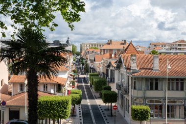Güneşli Arcachon 'da yürümek, Atlantik kıyısındaki tatil beldesi güzel parklar, villalar, sokaklar ve kumlu plajlar ve çam ağaçları, Fransa