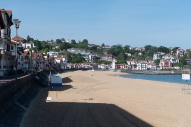Bask kıyısındaki Saint Jean de Luz kasabasının kumsal ve evleri, ünlü tatil köyü, güzel mimari, doğa ve mutfağıyla tanınır, Güney Fransa, Bask Ülkesi