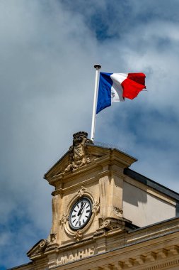 Fransa 'da sirk binasının çatısında mavi kırmızı beyaz Fransız bayrağı ve arka planda gökyüzü