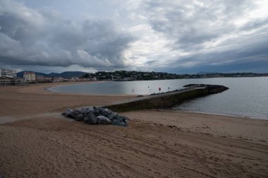 Ciboure ve Saint-Jean-de-Luz körfezi ve gün batımında Bask sahilindeki kumlu plaj, ünlü tatil beldeleri, güzel mimari, doğa ve mutfağı, Güney Fransa, Bask Bölgesi