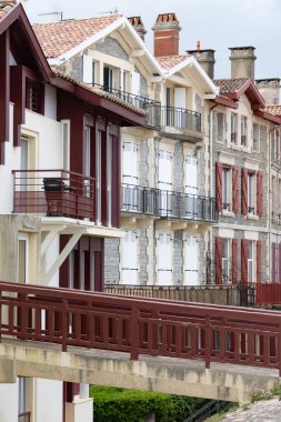 Bask kıyısındaki Saint-Jean-de-Luz balıkçı limanı, güzel mimarisi, kumlu plajları, mutfağı, Güney Fransa 'nın mutfağı, Bask Bölgesi' ndeki ünlü tatil köyü.