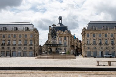 Seyahat yeri, Bordeaux şehrinin orta kesiminde yürümek, evleri ve caddeleri görmek.