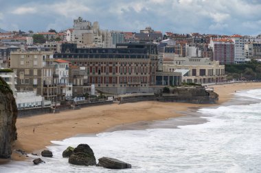 Kayalıklardan, evlerden, turistik Biarritz şehrinin kumlu plajlarından, Bask ülkesinden, Atlantik Okyanusu Körfezi 'nden, Fransa' dan panoramik manzara