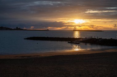 Ciboure ve Saint-Jean-de-Luz körfezi ve gün batımında Bask sahilindeki kumlu plaj, ünlü tatil beldeleri, güzel mimari, doğa ve mutfağı, Güney Fransa, Bask Bölgesi
