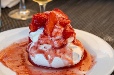 Tatlı Fransız tatlısı, Red Strawberry meyveli pavlova Saint-Tropez, Fransa 'da bir restoranda servis ediliyor.