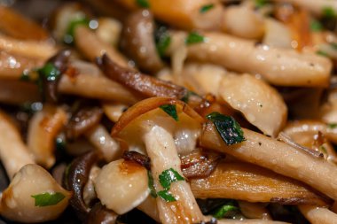 Doğu Asya 'ya özgü yenebilir soğan beyazı ve kahverengi shimeji mantarlarıyla kızartılan bu shimeji yaygın olarak yetiştirilir ve zengin umami tatma bileşikleri yakından incelenir.