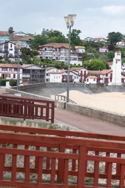 Bask kıyısındaki Saint-Jean-de-Luz balıkçı limanı, güzel mimarisi, kumlu plajları, mutfağı, Güney Fransa 'nın mutfağı, Bask Bölgesi' ndeki ünlü tatil köyü.
