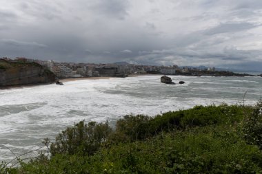 Kayalıklardan, evlerden, turistik Biarritz şehrinin kumlu plajlarından, Bask ülkesinden, Atlantik Okyanusu Körfezi 'nden, Fransa' dan panoramik manzara