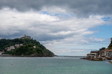 Şık şehir merkezi, San Sebastian veya Donostia 'daki La Concha kumlu plajı, İspanya' nın kuzeyinde, Bask ülkesinde turistik bir yer.