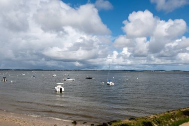 Güneşli Arcachon 'da kumsalda yürümek, Atlantik kıyısındaki tatil beldesi güzel parklar, villalar, sokaklar ve kumlu plajlar ve çam ağaçları, Fransa
