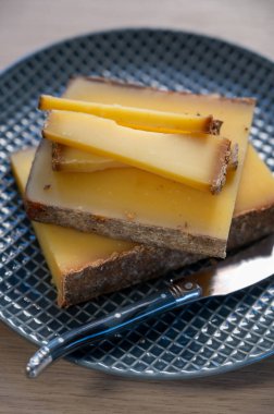 Fransız sarı peynir kontu, çeşitli pastörize edilmemiş inek sütü Prestij, meyveli meyve ve Vieille Reserve yakın plan