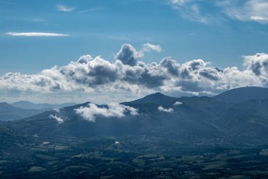 Eski ahşap trenle Larrun 'a ya da La Rhune' ye giden Larhune Dağı, Fransa ve İspanya sınırındaki Pireneler 'in batı ucunda geleneksel Bask İşçi Partisi ve Navarra eyaletlerinde yer alır..