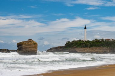 Grand Plage 'dan panoramik manzara kayalıklar, deniz feneri, Biarritz şehrinin kumlu plajları, Bask Ülkesi, Atlantik Okyanusu Biscay Körfezi, Fransa fırtınada