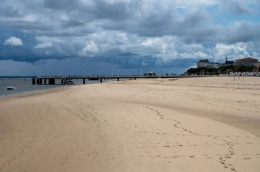 Güneşli Arcachon 'da kumsalda yürümek, Atlantik kıyısındaki tatil beldesi güzel parklar, villalar, sokaklar ve kumlu plajlar ve çam ağaçları, Fransa