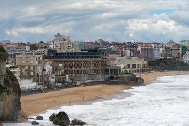 Kayalıklardan, evlerden, turistik Biarritz şehrinin kumlu plajlarından, Bask ülkesinden, Atlantik Okyanusu Körfezi 'nden, Fransa' dan panoramik manzara