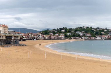 Bask kıyısındaki Saint-Jean-de-Luz ve Ciboure balıkçı limanlarının manzarası, ünlü tatil beldeleri, güzel mimari, kumlu plajlar, mutfak, Güney Fransa, Bask Bölgesi