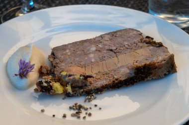 Terrine foie gras yağlı ciğer spesiyali ördek ciğeri ya da kaz ciğeri. Zorla beslenerek şişmanlatılmış. Perigoed, Dordogne 'daki Fransız restoranında servis ediliyor.