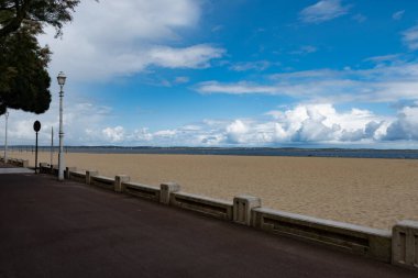 Güneşli Arcachon 'da kumsalda yürümek, Atlantik kıyısındaki tatil beldesi güzel parklar, villalar, sokaklar ve kumlu plajlar ve çam ağaçları, Fransa
