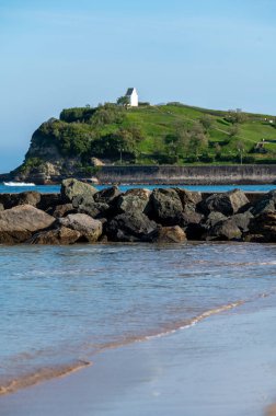 Bask kıyısındaki Saint Jean de Luz kasabasının kumsal ve evleri, ünlü tatil köyü, güzel mimari, doğa ve mutfağıyla tanınır, Güney Fransa, Bask Ülkesi