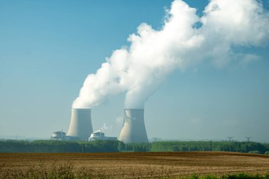 Nükleer enerji santralinin soğutma kulelerine bakın. Isı kaynağı nükleer reaktör, Fransa, Avrupa, ucuz enerji kaynağı.