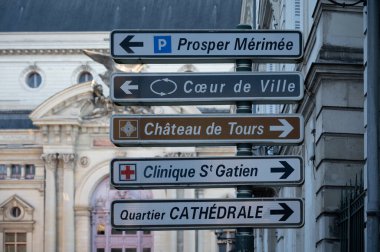 Coty of Tours sokak manzarası, Central Loire Vadisi 'ndeki şehir, Fransa' nın Loire Vadisi 'ndeki kaleleri ziyaret ediyor.