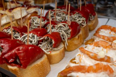 Bask ülkesinin tipik aperatifleri, çeşitli pinholar veya pinkholar fırın fırın fırın, ekmek, ançüez, karides salatası, peynir San Sebastian veya Bilbao, İspanya 'da barlarda servis edilir.