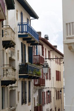 Bask kıyısındaki Saint-Jean-de-Luz balıkçı limanı, güzel mimarisi, kumlu plajları, mutfağı, Güney Fransa 'nın mutfağı, Bask Bölgesi' ndeki ünlü tatil köyü.