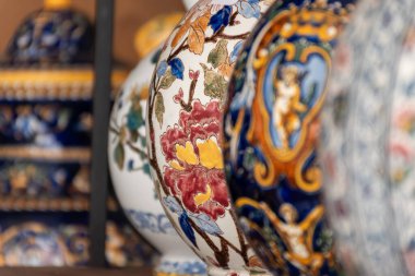Gien 'de üretilen antika porselen vazolar ve tabaklar Fransa' nın Loire Vadisi 'nde sergileniyor.