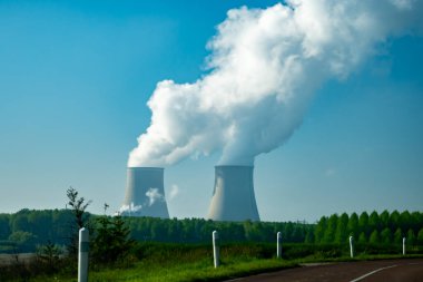 Nükleer enerji santralinin soğutma kulelerine bakın. Isı kaynağı nükleer reaktör, Fransa, Avrupa, ucuz enerji kaynağı.