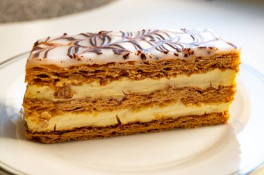 Fransız milföy keki, vanilya ya da muhallebi dilimi, Fransız pastanesinde kremalı Napolyon böreği.