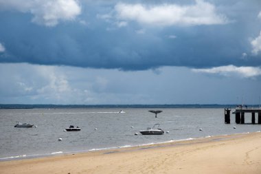Güneşli Arcachon 'da kumsalda yürümek, Atlantik kıyısındaki tatil beldesi güzel parklar, villalar, sokaklar ve kumlu plajlar ve çam ağaçları, Fransa