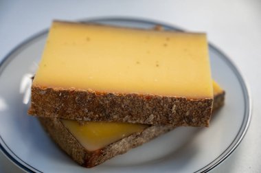 Fransız sarı peynir kontu, çeşitli pastörize edilmemiş inek sütü Prestij, meyveli meyve ve Vieille Reserve yakın plan