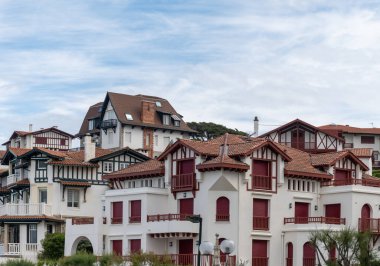 Bask kıyısındaki Saint-Jean-de-Luz ve Ciboure balıkçı limanlarının manzarası, ünlü tatil beldeleri, güzel mimari, kumlu plajlar, mutfak, Güney Fransa, Bask Bölgesi