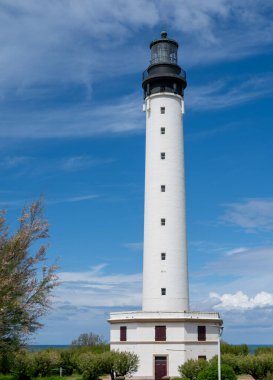 Biarritz 'in beyaz deniz feneri turistik Biarritz şehrinde, Bask Ülkesi' nde, Biscay Körfezi Atlantik Okyanusu 'nda, Fransa' da