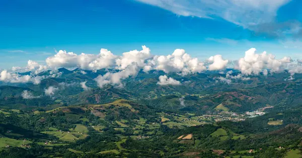 Eski ahşap trenle Larrun 'a ya da La Rhune' ye giden Larhune Dağı, Fransa ve İspanya sınırındaki Pireneler 'in batı ucunda geleneksel Bask İşçi Partisi ve Navarra eyaletlerinde yer alır..